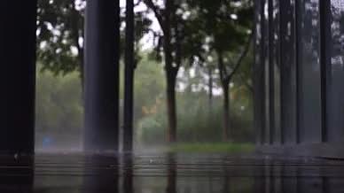 4K实拍夏季梅雨季节下雨视频的预览图